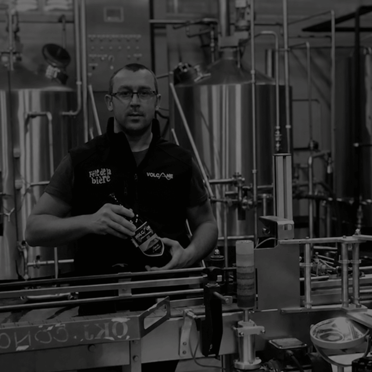 Étienne, artisan brasseur de la brasserie Volcane, devant les cuves de brassage